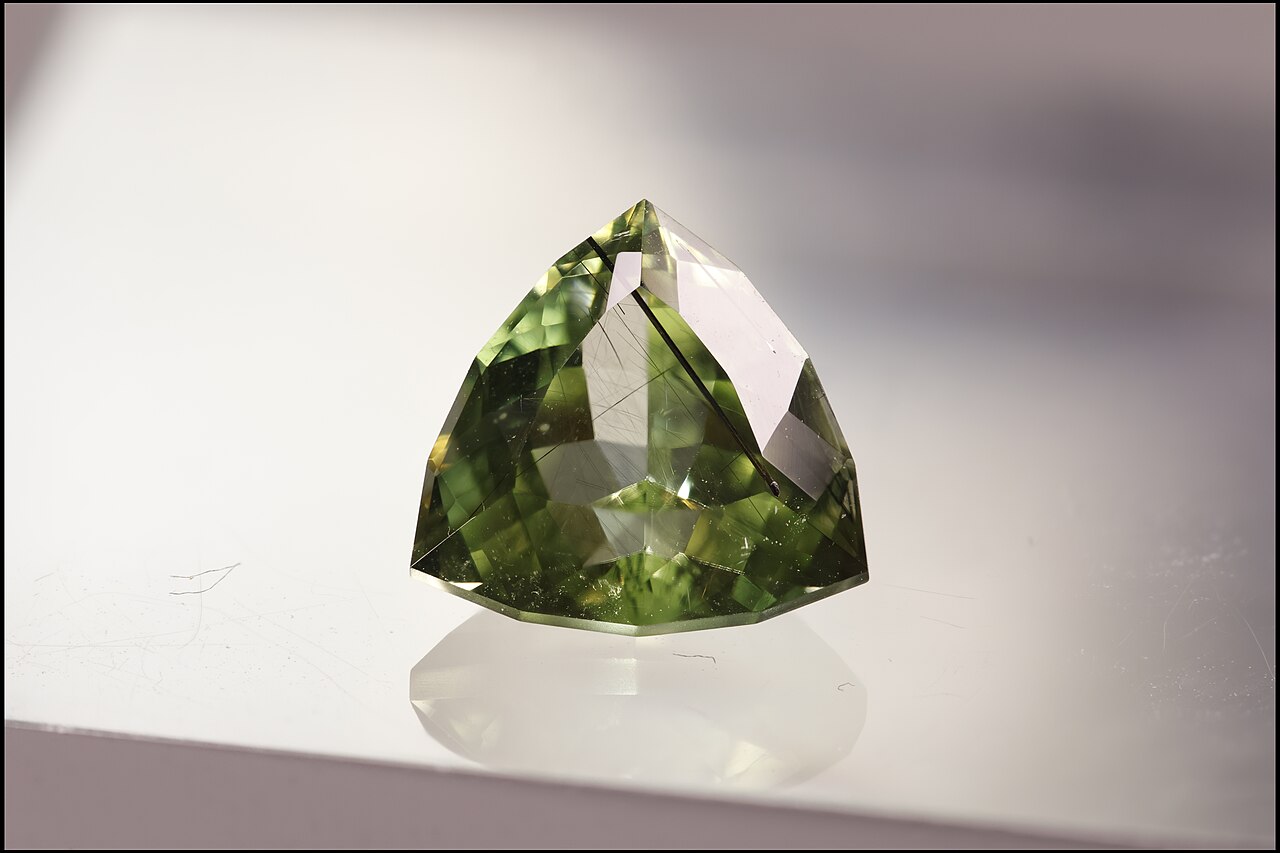 Peridot 6.10 ct Oval — Sapat, Pakistan